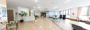 介護施設内の共用リビングエリア