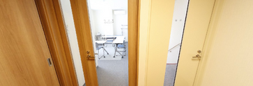 介護施設の廊下と部屋