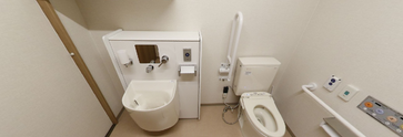 施設内の清潔なトイレ空間