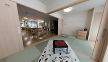介護施設の居間と廊下の光景