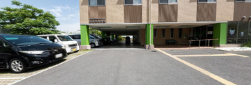 介護施設外観と駐車場
