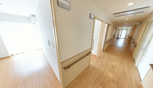 施設内の廊下と居室の入り口