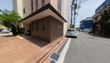 施設の外観と街並み