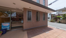 介護施設の外観と入り口