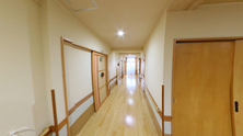 施設の廊下とベンチ