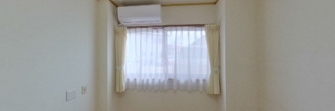 居心地良い居室の一角と機能的なトイレ