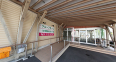 介護施設の玄関と駐車場