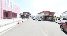 明るく開放的な介護施設の周辺