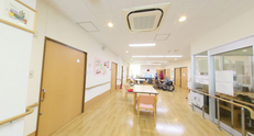 介護施設の広々とした共有エリア