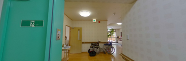介護施設内の廊下とエレベーター