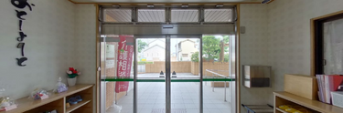 広々とした清潔な受付エリア