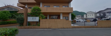 介護施設外観と接する街並み