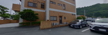 介護施設の外観と駐車場