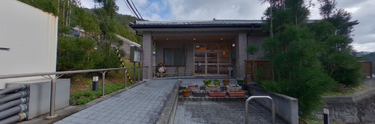 介護施設外観と通りの風景