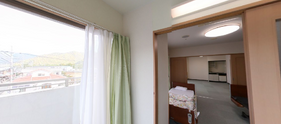 広々とした介護施設の部屋