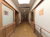 明るく広い廊下