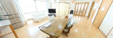 明るい雰囲気の介護施設の内観