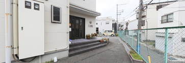 施設外観と求職者の視点