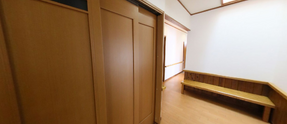 施設内のゆったりとした通路