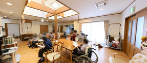 介護職員と利用者の交流風景