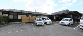 介護施設の外観と駐車場