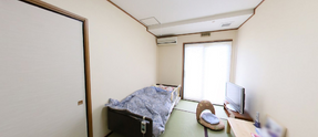 介護施設の明るい居室一例