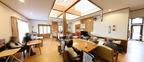 介護施設内の共用リビングスペース