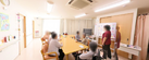 介護施設の居間で働くスタッフ