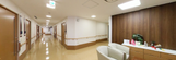 ケア施設の廊下と待合スペース