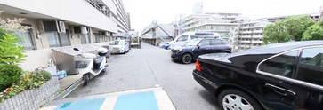明るい介護施設の入口周辺
