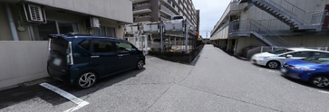 介護施設の外観と駐車場