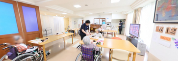 介護施設内のラウンジと働く人々