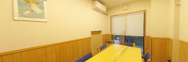 老人ホームの温かい会議室