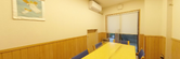 老人ホームの温かい会議室