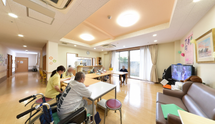 介護施設の活気あるリビング
