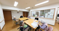 介護施設内の共有エリアと居住者