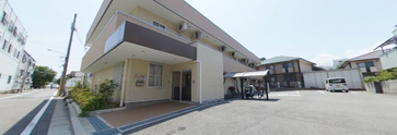介護施設の外観と周囲の街