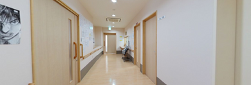 介護施設内の廊下と手すり