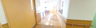 介護施設内の廊下と部屋の扉