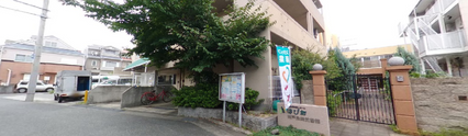 介護施設の外観と街並み