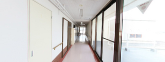 介護施設内部の明るい廊下