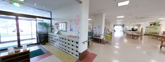 介護施設のエントランスと受付
