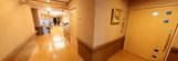 明るく広々とした介護施設の廊下