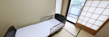 広々とした明るい和室の内部