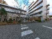 駐車場と建物の外観