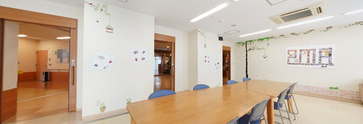 ゆとりある清潔な介護施設のホール