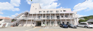 介護施設外観と広い駐車場
