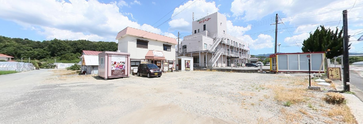町中の道路と建物
