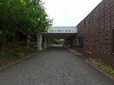 緑に囲まれた建物入口