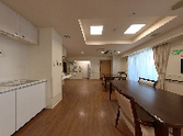 自然光が入る明るい部屋